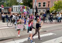 Bloem voor fietser die wél stopt voor zebrapad