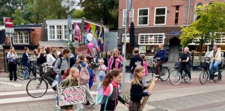 Bloem voor fietser die wél stopt voor zebrapad