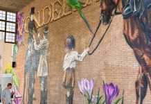 Muurschildering meisje met paard bij manege Overtoom