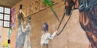 Muurschildering meisje met paard bij manege Overtoom