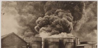 West Toen: Brand in chemische fabriek langs Kostverlorenvaart