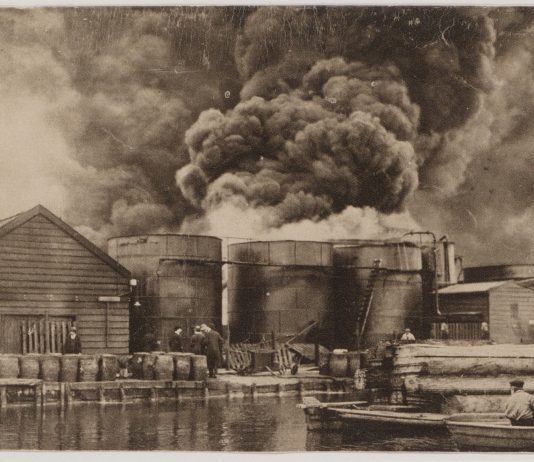 West Toen: Brand in chemische fabriek langs Kostverlorenvaart