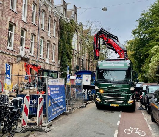 Scanfiets ingezet tegen illegaal geplaatste bouwcontainer en steiger