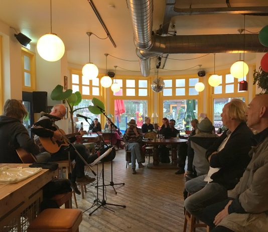 Muziek, ontmoetingen en lokaal talent op Open Podium De Baarsjes