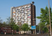 ME ontruimt kraakflat De Klokkenhof aan Surinameplein