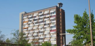 ME ontruimt kraakflat De Klokkenhof aan Surinameplein