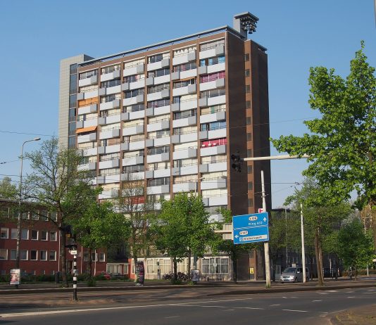 ME ontruimt kraakflat De Klokkenhof aan Surinameplein