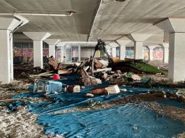 Restanten kunstwerk weggehaald bij opruimactie onder viaduct A10