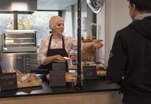 Kantinemoeders zorgen voor thuisgevoel in Nieuw-West: ‘Zij zou mijn tante kunnen zijn’