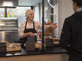 Kantinemoeders zorgen voor thuisgevoel in Nieuw-West: ‘Zij zou mijn tante kunnen zijn’