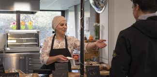 Kantinemoeders zorgen voor thuisgevoel in Nieuw-West: ‘Zij zou mijn tante kunnen zijn’