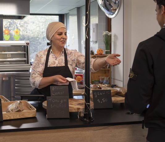 Kantinemoeders zorgen voor thuisgevoel in Nieuw-West: ‘Zij zou mijn tante kunnen zijn’