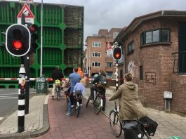 Brug Overtoomse Sluis met spoed dicht voor auto’s en trams