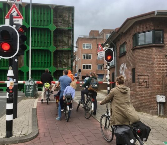 Brug Overtoomse Sluis met spoed dicht voor auto’s en trams