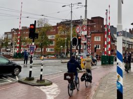 Eerste auto’s rijden weer over brug bij Overtoom