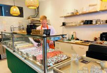 Bij PizzaPezzi in de Jan Eef koop je pizza per ons