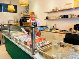 Bij PizzaPezzi in de Jan Eef koop je pizza per ons