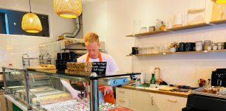 Bij PizzaPezzi in de Jan Eef koop je pizza per ons