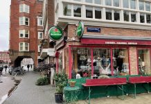 Einde aan ‘ouderwetse gezelligheid’: buurtkroeg Knibbel Knabbel Knuisje stopt ermee