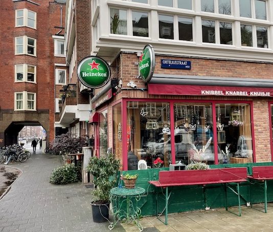 Einde aan ‘ouderwetse gezelligheid’: buurtkroeg Knibbel Knabbel Knuisje stopt ermee