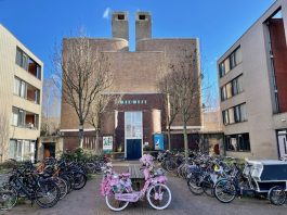 Koffiedrinken met buurtgenoten bij MidWest in De Baarsjes