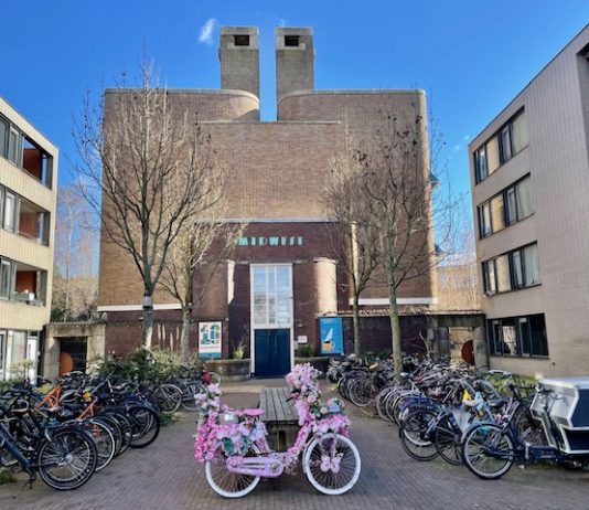 Koffiedrinken met buurtgenoten bij MidWest in De Baarsjes