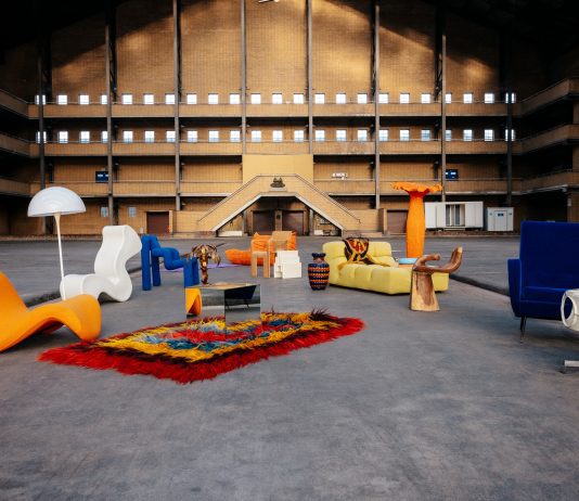 Nieuwe vintage design markt met meubels, kunst, mode en horeca in Centrale Markthal