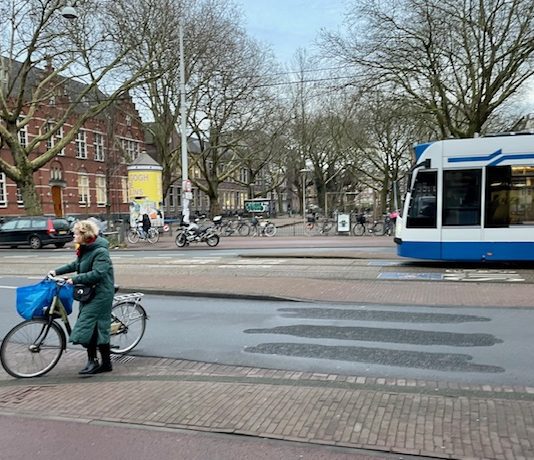 Nieuwe fietsoversteek Frederik Hendrikstraat na dodelijk ongeval