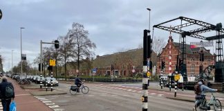 Fietser zwaargewond na aanrijding op Haarlemmerweg, petitie voor veiligere inrichting