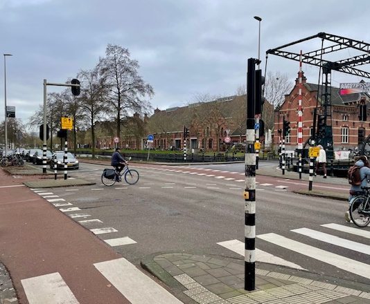 Fietser zwaargewond na aanrijding op Haarlemmerweg, petitie voor veiligere inrichting