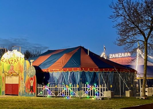 Zanzara terug in Westerpark met acrobatiek, muziek, poëzie en humor