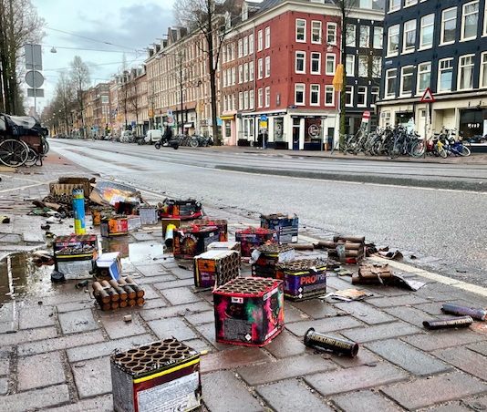 Jaarwisseling in Amsterdam ‘onrustig’ verlopen – ME ingezet en 52 aanhoudingen