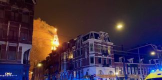 Zeer grote brand in Vondelkerk, spits in lichterlaaie