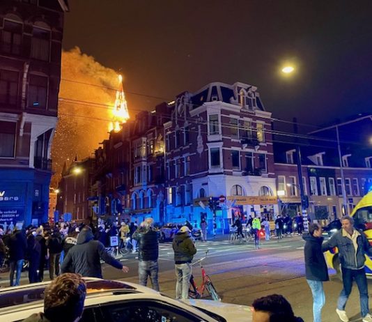 Zeer grote brand in Vondelkerk, spits in lichterlaaie