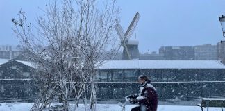 Flinke laag sneeuw bedekt Amsterdam-West – Fatbiker maakt sneeuwpop