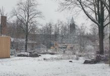 Gladheid en dun laagje sneeuw in West