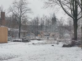 Gladheid en dun laagje sneeuw in West