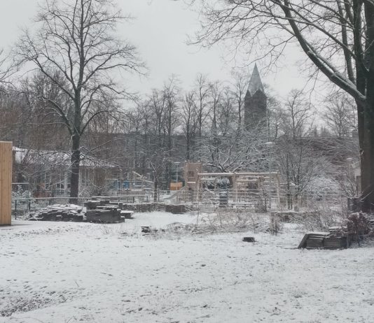 Gladheid en dun laagje sneeuw in West