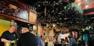 ’t Binnepretje pronkt met Ajax en de voordeligste borrelplank van de stad