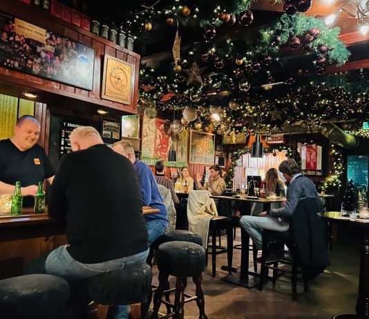 ’t Binnepretje pronkt met Ajax en de voordeligste borrelplank van de stad