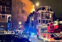 Felle brand Vondelkerk verwoest toren en dak, veel woningen ontruimd