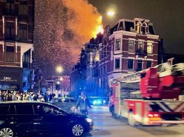 Felle brand Vondelkerk verwoest toren en dak, veel woningen ontruimd