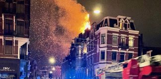 Felle brand Vondelkerk verwoest toren en dak, veel woningen ontruimd