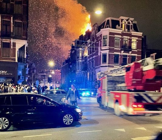 Felle brand Vondelkerk verwoest toren en dak, veel woningen ontruimd