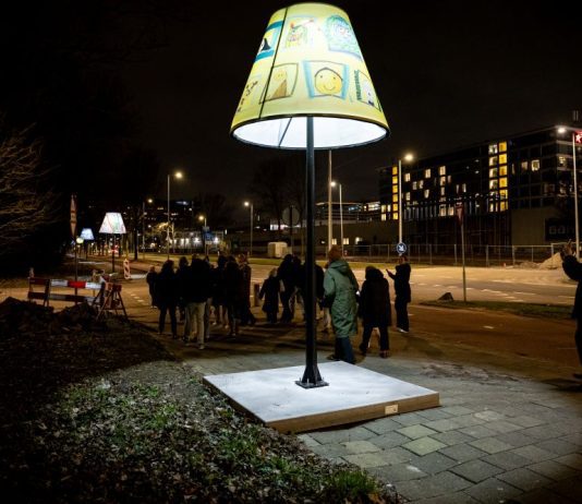 Lampenkappen geven kleur aan grauwe weg Nieuw-West