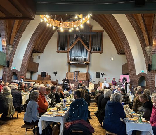 Ruim 250 gasten bij eerste iftar in de Nassaukerk