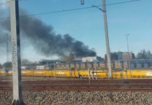 Grote brand aan Nieuwe Hemweg, zwarte wolk trekt over West