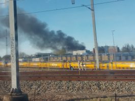 Grote brand aan Nieuwe Hemweg, zwarte wolk trekt over West