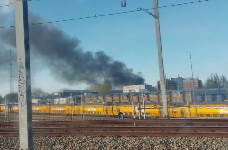 Grote brand aan Nieuwe Hemweg, zwarte wolk trekt over West