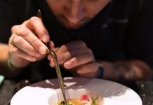 Dennis Huwaë verlaagt de drempel van zijn restaurant in Het Sieraad